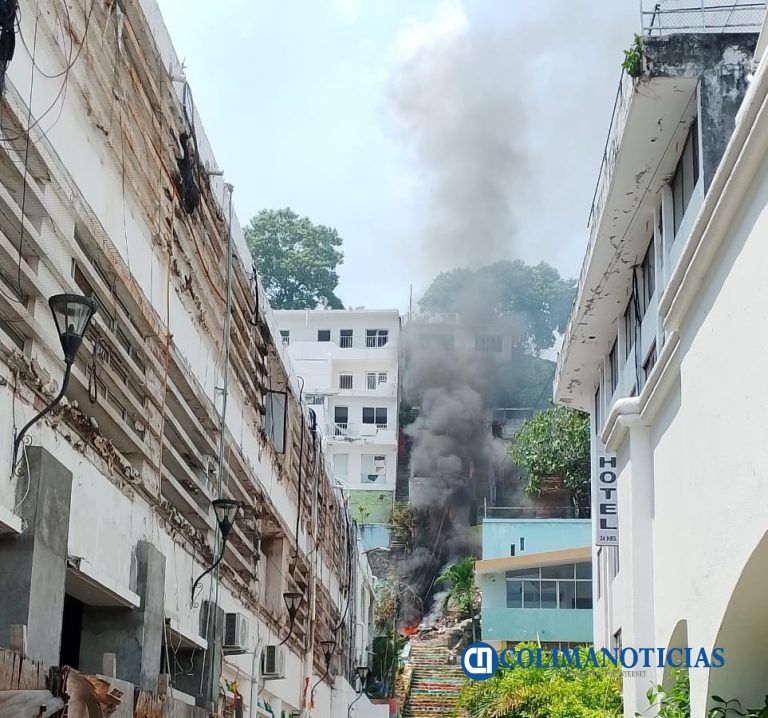 Se incendia vivienda a espaldas de la presidencia municipal de Manzanillo