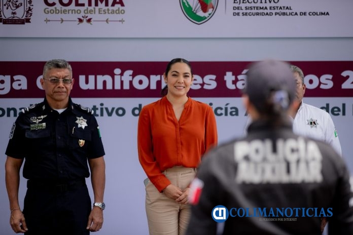 Indira entrega uniformes a la Policía Auxiliar Estatal