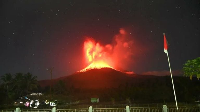 Indonesia reactiva la alerta máxima por una nueva erupción del volcán Lewotobi Laki-Laki| Video