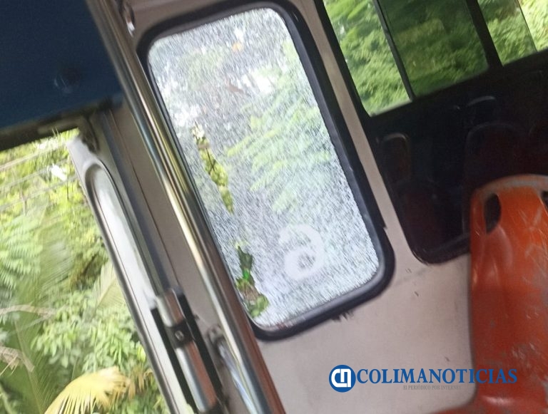 Lanzan piedras contra rutas urbanas en la carretera Manzanillo a El Colomo