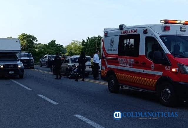 Motociclista se impacta contra automóvil por el libramiento El Naranjo