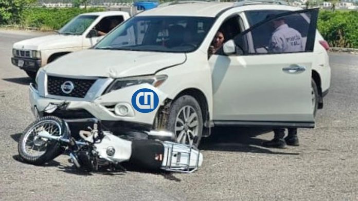 Motociclista sufre múltiples fracturas tras ser impactado por una camioneta en Tecomán