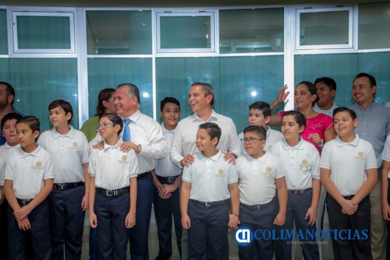 Llevan a trabajadores música coral para romper su rutina y que conozcan oferta cultural de la UdeC