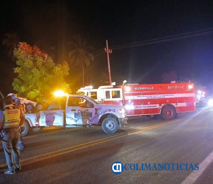 PC Municipal auxilia a un automovilista qué cayó a un arroyo por la carretera Manzanillo-Cihuatlán