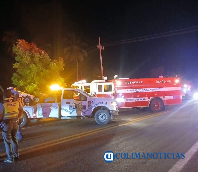 PC Municipal auxilia a un automovilista qué cayó a un arroyo por la carretera Manzanillo-Cihuatlán