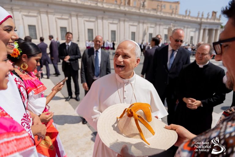 Papa León XIV y Gran Ballet Nacional de México entonan “Cielito Lindo” en El Vaticano 