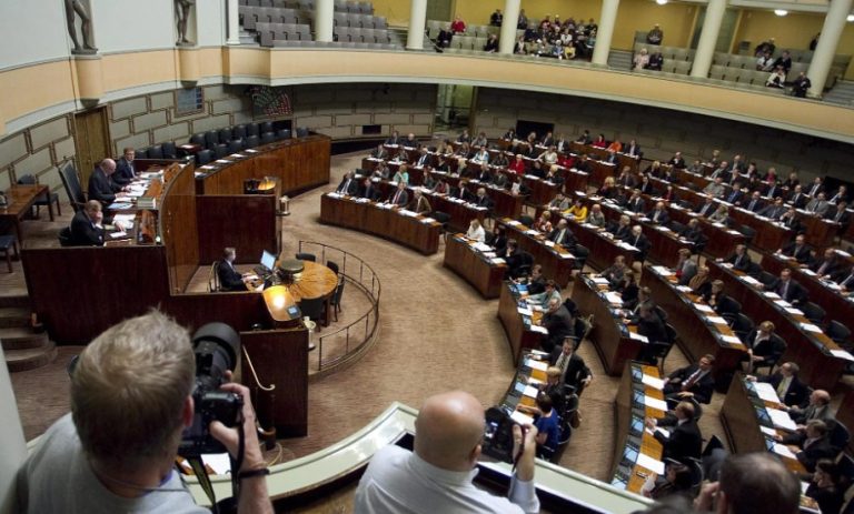 Un diputado socialdemócrata se suicida en el Parlamento de Finlandia, según medios locales