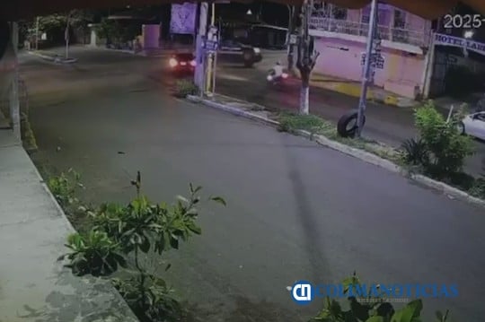 Patrulla municipal se impacta contra automóvil en Tecomán