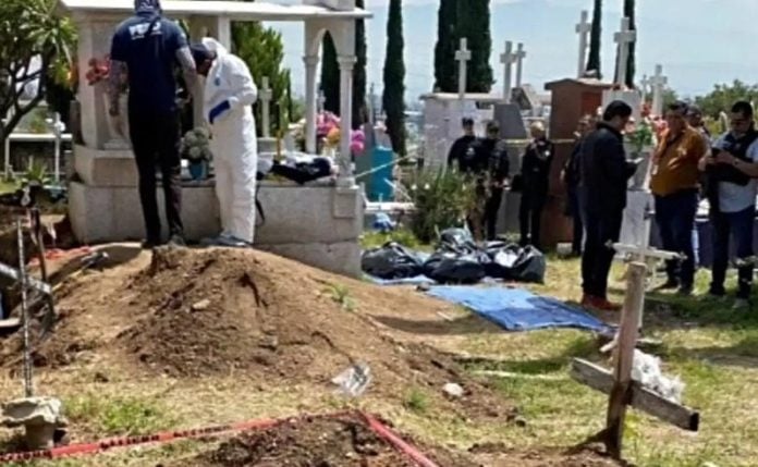 Recuperan 15 cuerpos de fosa clandestina en panteón de Tlaquepaque
