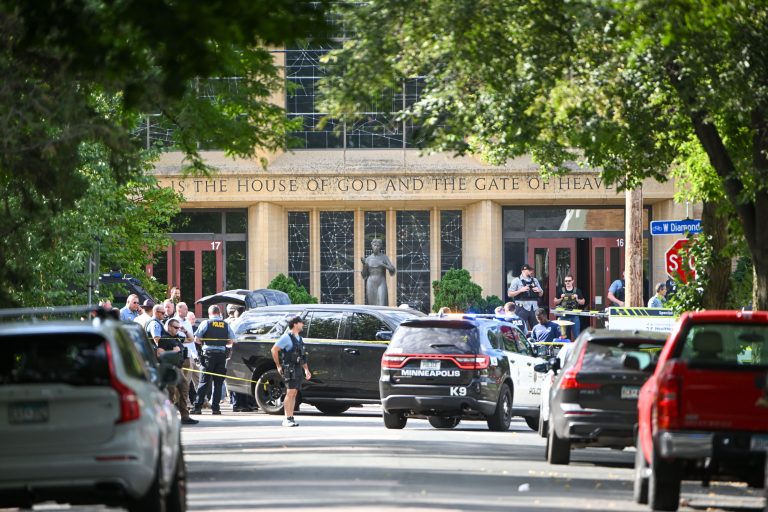 Tiroteo en escuela católica de Minneapolis deja 2 niños muertos y 17 heridos