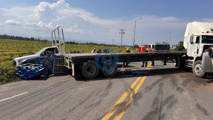 Tracto camión choca contra camioneta en libramiento de Tecomán; sin lesionados (4)