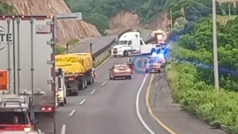 Tráiler sale de la cinta asfáltica en la carretera Armería-Manzanillo