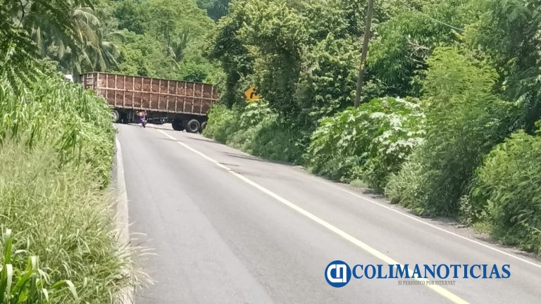 Tráiler vuelca por la carretera libre Manzanillo-Armería