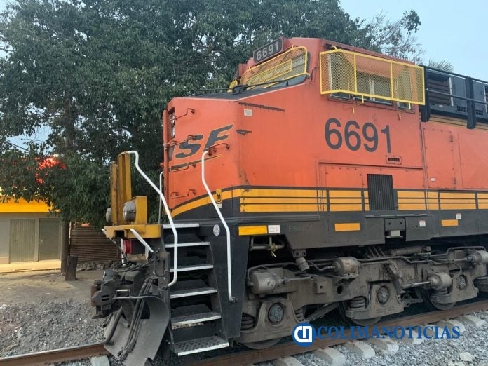 Tren bloquea cruce en Caleras