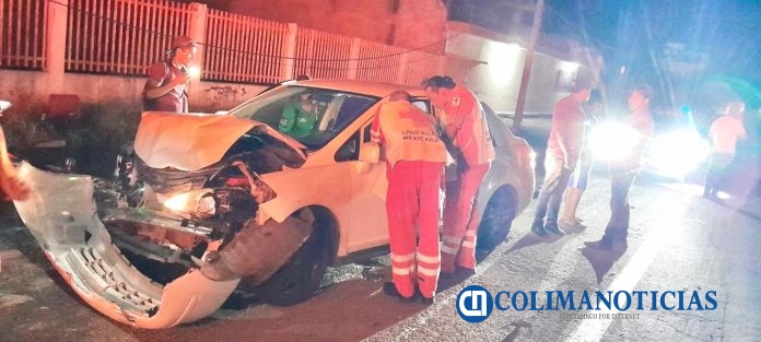 Un herido tras choque de tráiler contra vehículo compacto en Tecomán