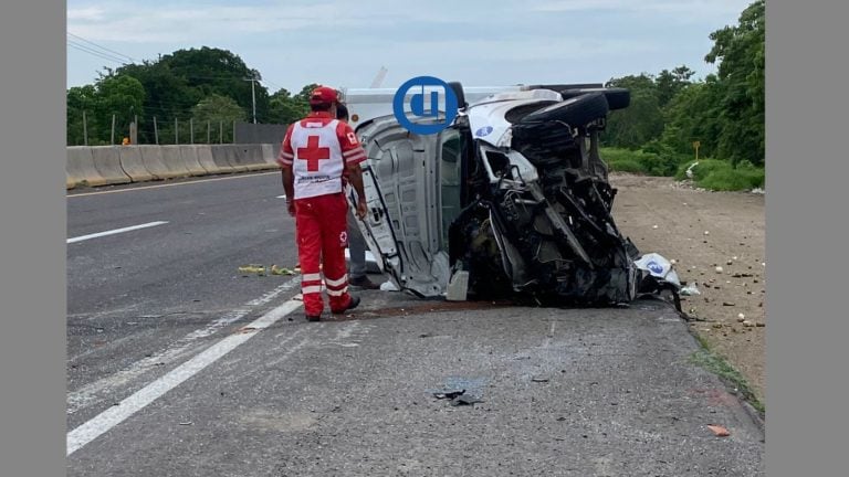 Falla mecánica provoca volcadura camioneta en la autopista Colima-Manzanillo; dos personas resultan lesionadas