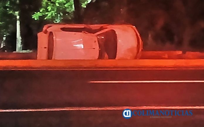 Volcadura en la autopista Manzanillo–Colima
