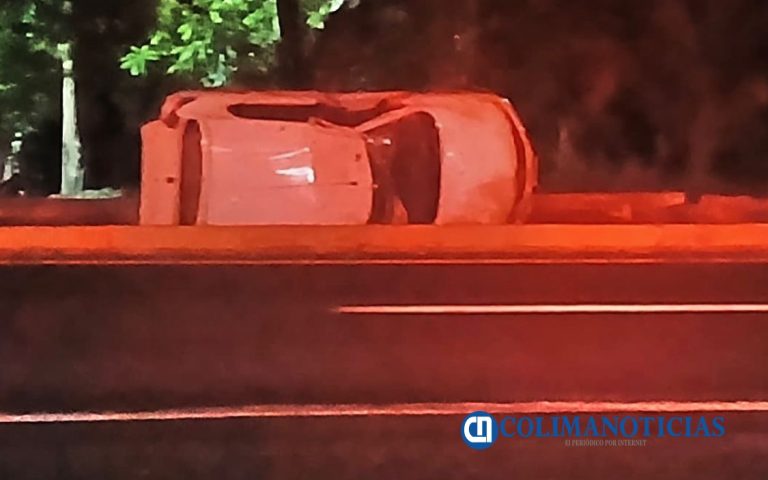 Volcadura en la autopista Manzanillo–Colima deja dos heridos