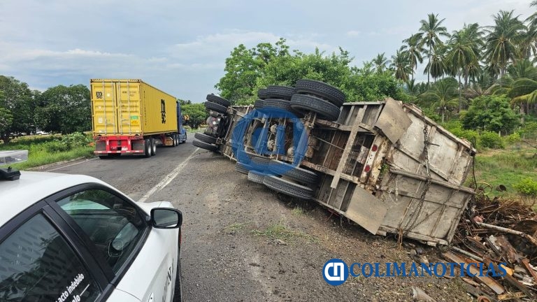 Vuelca tráiler en la carretera libre Armería–Tecomán; solo daños materiales