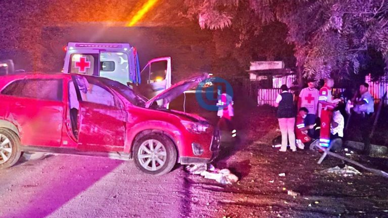 Vuelcan dos enfermeras del IMSS en la autopista Manzanillo–Colima