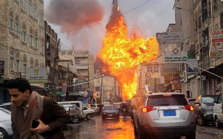 Israel bombardea y destruye palacio presidencial de los hutíes en Yemen