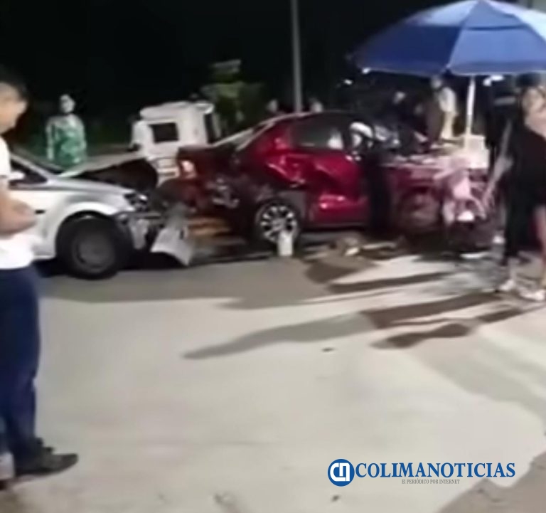 Choque automovilístico destruye puesto de elotes en colonia Valle Paraíso de Santiago