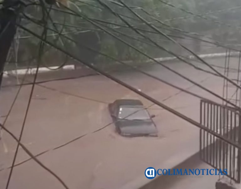 Vehículo es arrastrado por Arroyo de Santiago en Manzanillo