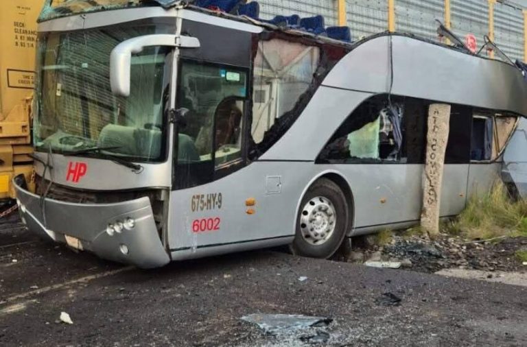 Autobús intenta ganar el paso al tren y es arrastrado por varios metros en Edomex 