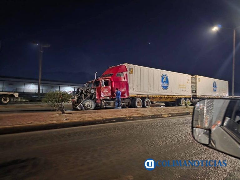 Aparatoso accidente de tráiler en la entrada a Manzanillo