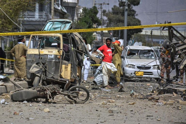 Atentado con coche bomba mata 11 en base de Pakistán