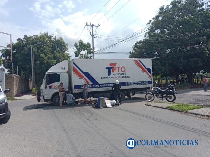 Camión de mensajería arrolla a motorepartidor Manzanillo
