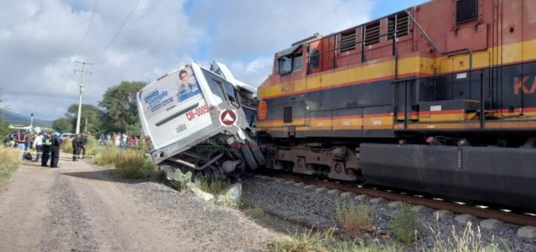 Camión de pasajeros choca contra tren en Guanajuato; hay 5 muertos y varios heridos