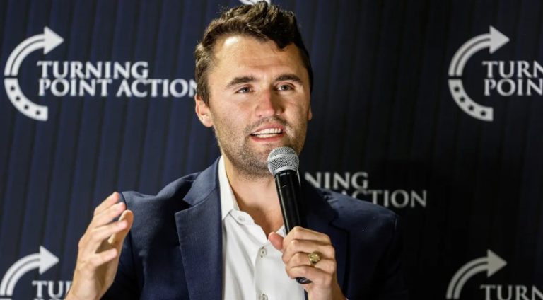 Atentan contra Charlie Kirk; activista político cercano a Trump en evento universitario en Utah