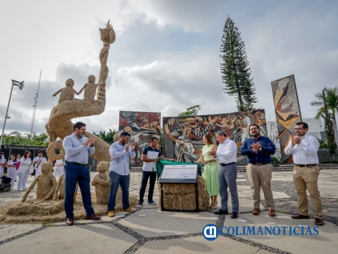 Develan escultura La trayectoria del conocimiento