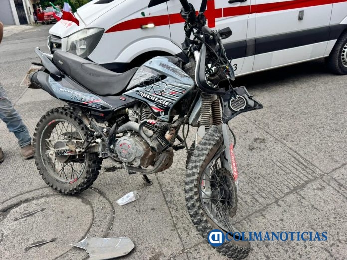 Dos jóvenes lesionados tras chocar motocicleta contra camioneta en Tecomán
