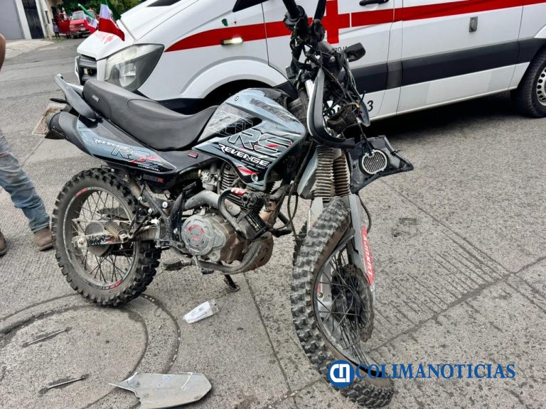 Dos jóvenes lesionados tras chocar motocicleta contra camioneta en Tecomán