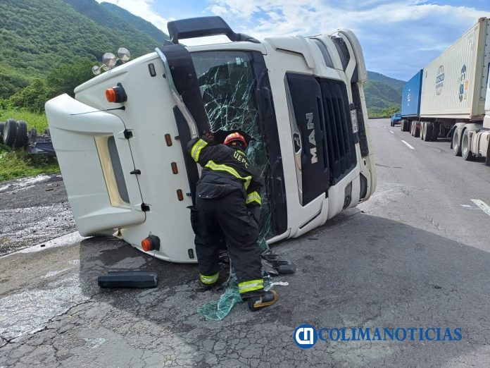 Dos lesionados durante volcadura en La Salada (3)