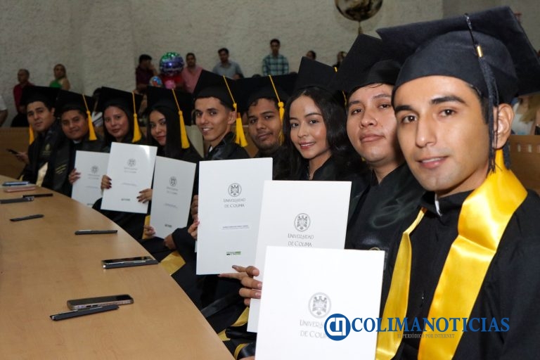 FCAT entrega certificados a egresados de licenciatura, especialidad y maestría
