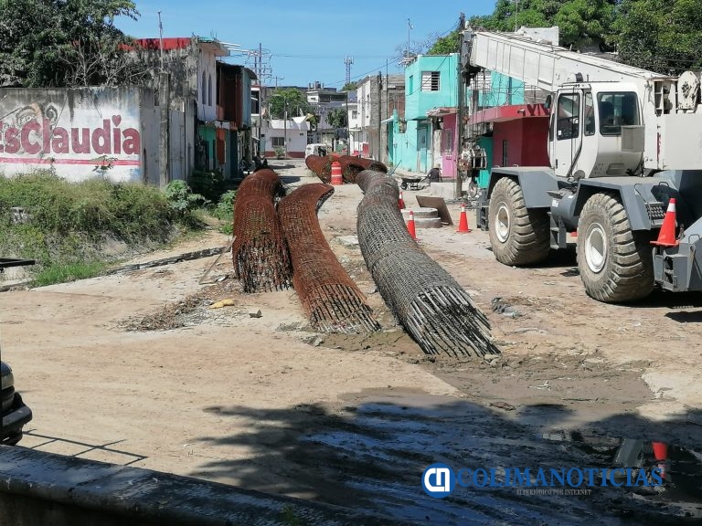 Exigen vecinos continuidad en la obra del puente del arroyo de Santiago