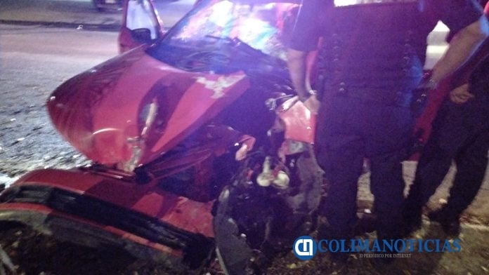 Grave conductor tras chocar en un árbol en la colonia Marimar de Manzanillo (2)