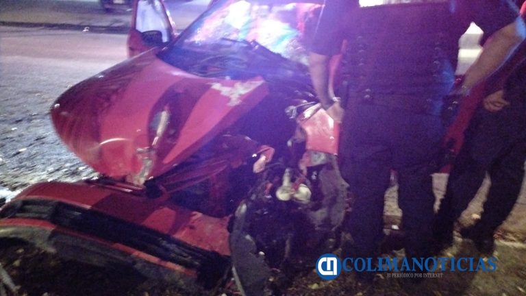 Grave conductor tras chocar en un árbol en la colonia Marimar de Manzanillo