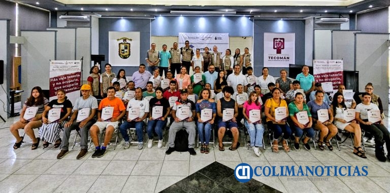 IEEA entrega 85 certificados de educación básica en Tecomán para combatir el rezago educativo