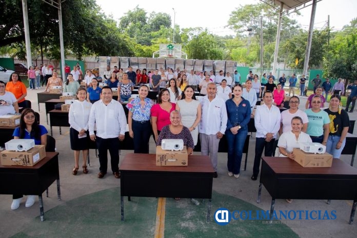 Indira Vizcaíno entregó mobiliario a docentes Manzanillo (2)