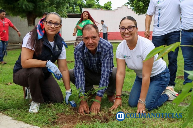 Bachilleres de la UdeC plantan 61 árboles en Armería