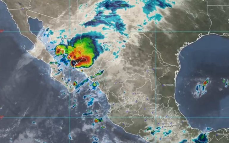 ‘Lorena’ pierde fuerza y se desplaza frente a las costas de BCS