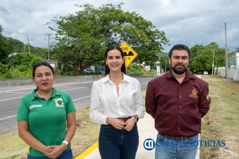 Rosi Bayardo atiende demanda histórica de estudiantes de la UdeC con construcción de banqueta en El Naranjo