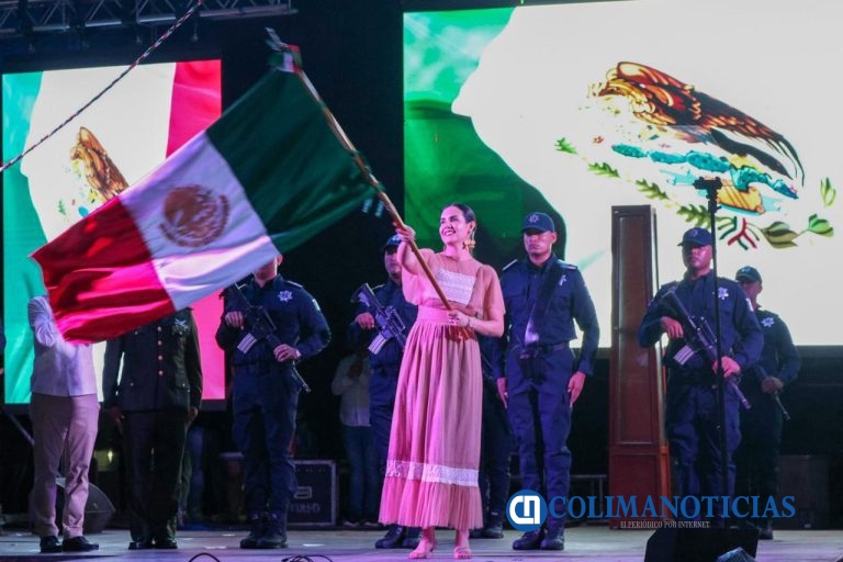 Junto a las familias manzanillenses, Rosi Bayardo celebra el Grito de Independencia