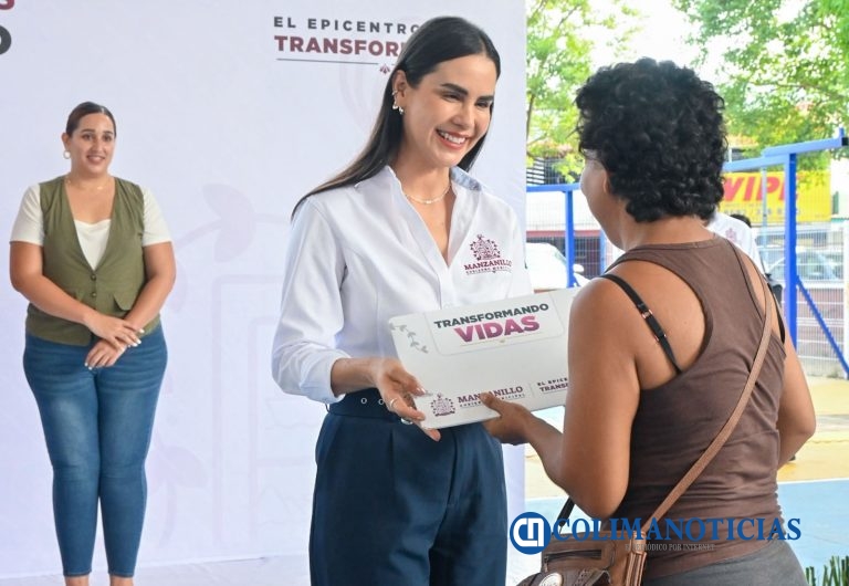 Rosi Bayardo entrega apoyos del programa Transformando Vidas