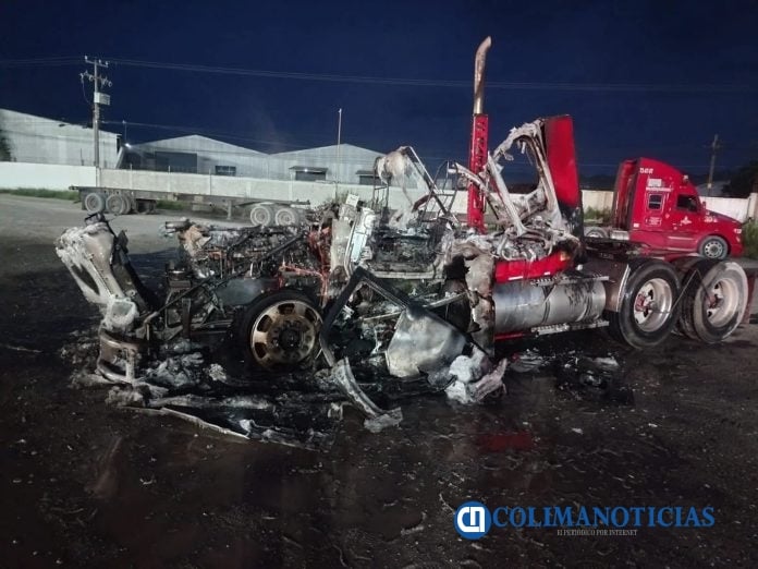 Se incendia tractocamión en la zona industrial de Tapeixtles en Manzanillo