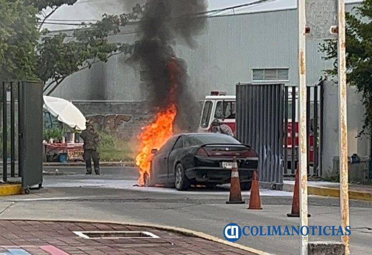 Se incendia un automóvil en la entrada de la Clínica 10 del IMSS en Manzanillo